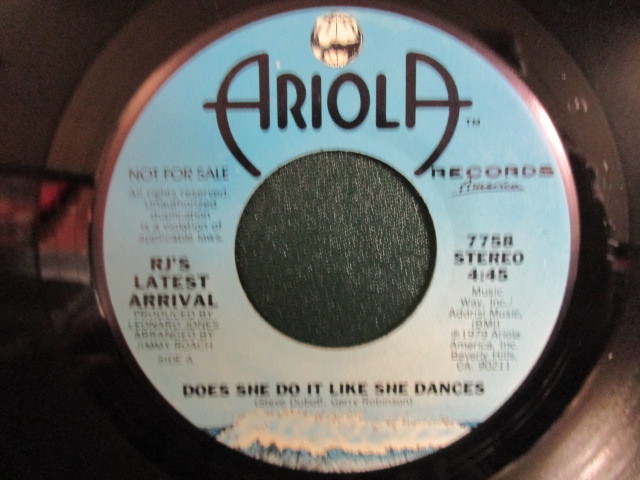 RJ's Latest Arrival ： Does She Do It Like She Dance 7'' / 45s ★ Funky Dancer / Disco Boogie ☆ 5点で送料無料_画像1