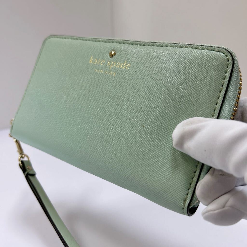 ☆極美品☆ ◆kate spade ケイトスペード◆ 長財布　ラウンドジップ　サフィアーノレザー　ストラップ付き　エメラルド【送料無料】0319