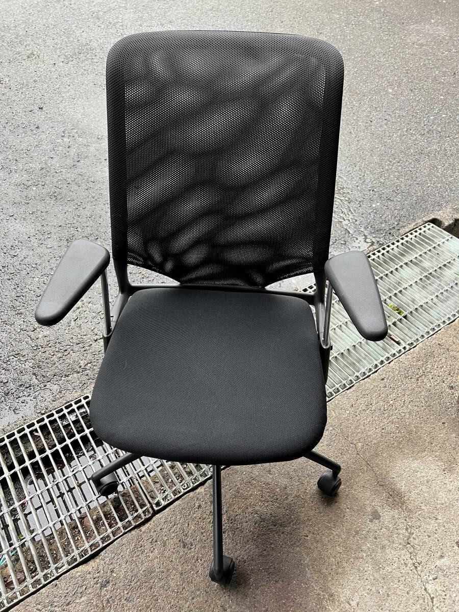 ヴィトラ Meda2 Chair/メダ2 チェア デスクチェア 可動肘 キャスター脚 事務椅子 メッシュ ブラック 黒 イス オフィスの画像1