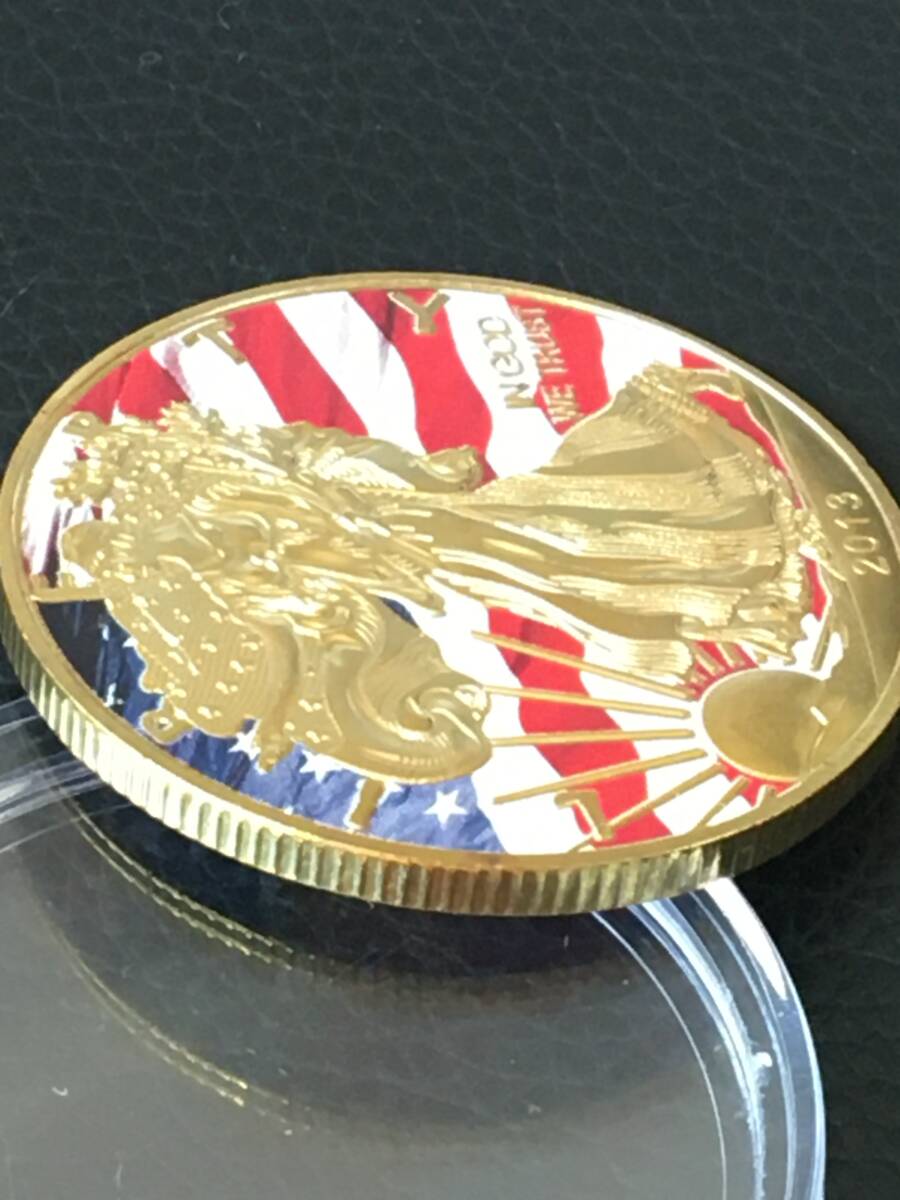 Z46-20)海外丸形記念金貨、カラーコイン、メダル*2013年アメリカ女神*参考品1枚 ゴールドの画像3