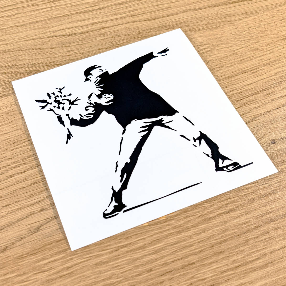 バンクシー #03S　フラワーボンバー　花束を投げる男　野球帽　カッティングステッカー　反戦　ウォールステッカー　ストリートアート_画像3