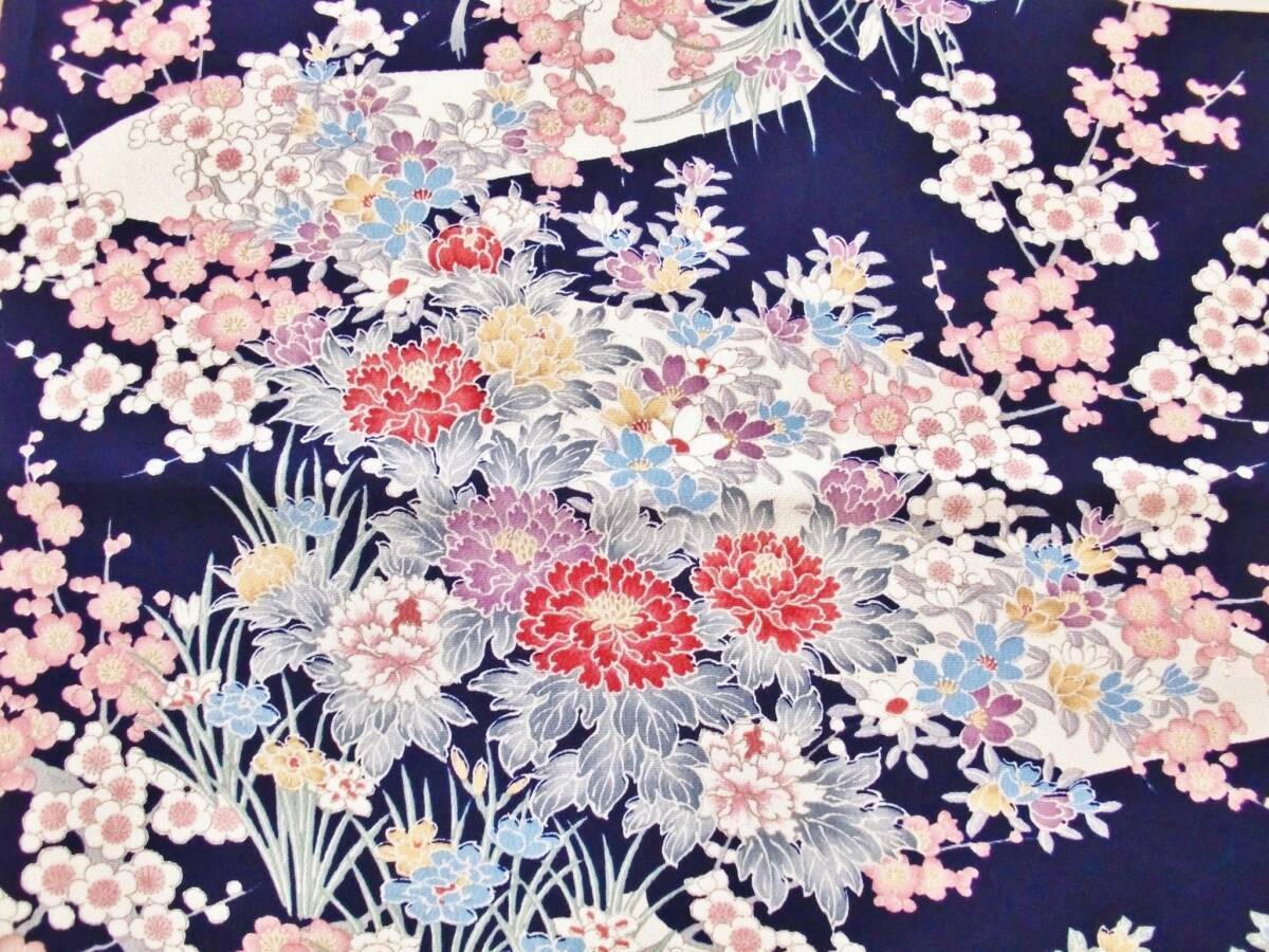 ◆琳花◆ 正絹縮緬はぎれ 濃紺に四季の花々 小鳥 美品 38×171 古布 着物はぎれ お人形 テディベアに テーブル小物に パッチワーク_画像5