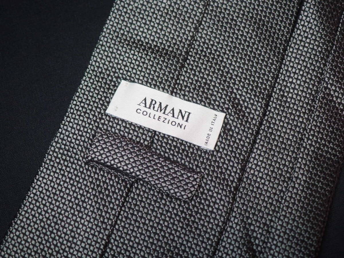 美品 【ARMANI COLLEZIONI アルマーニ コレッツォーニ】A2232 シルバーグレー イタリア 伊製 SILK ブランド ネクタイ 古着 良品_画像3