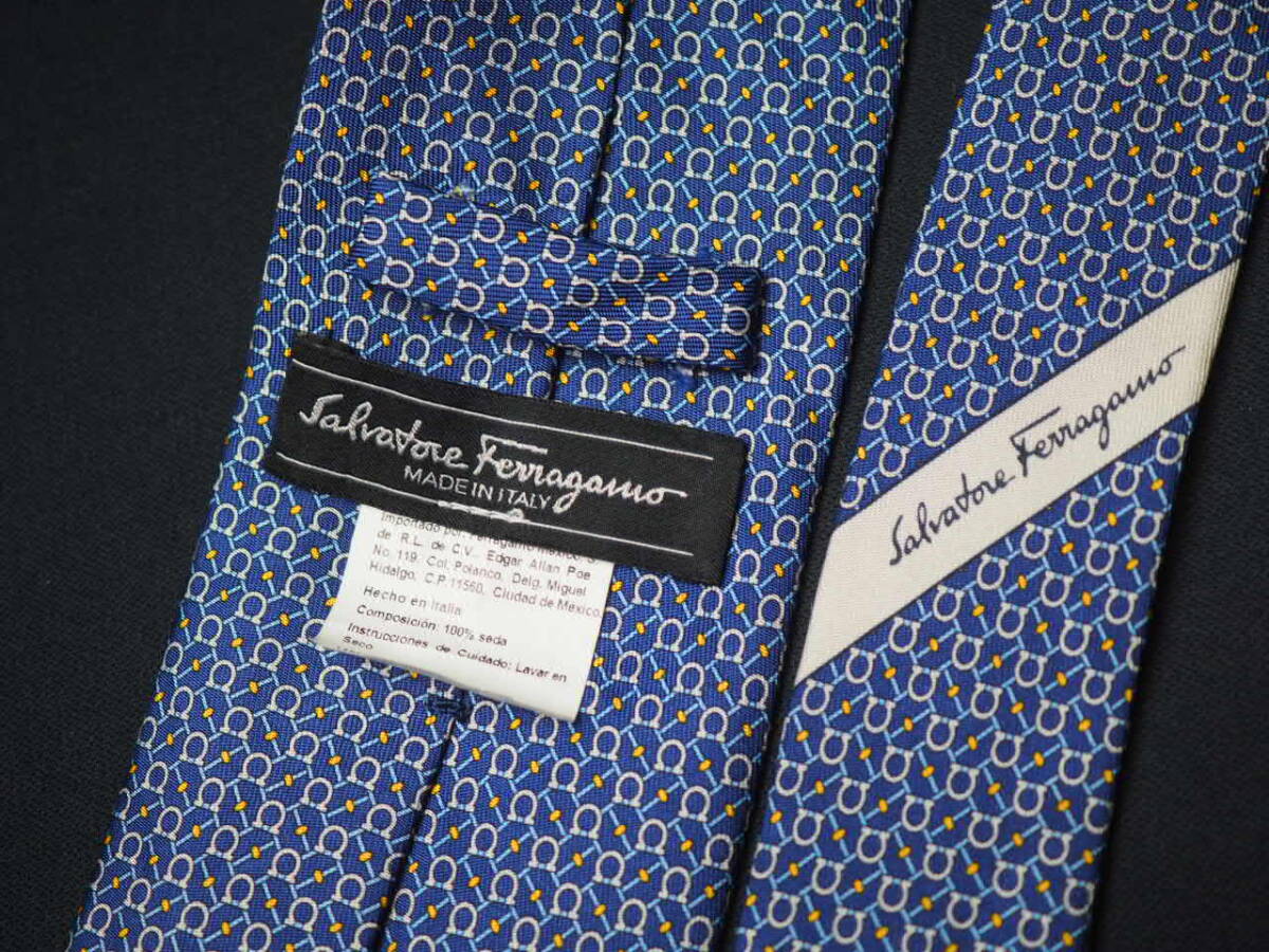 美品 【SalvatoreFerragamo サルヴァトーレフェラガモ】A2434 ネイビー ITALY イタリア製 SILK ブランド ネクタイ 良品 古着_画像3