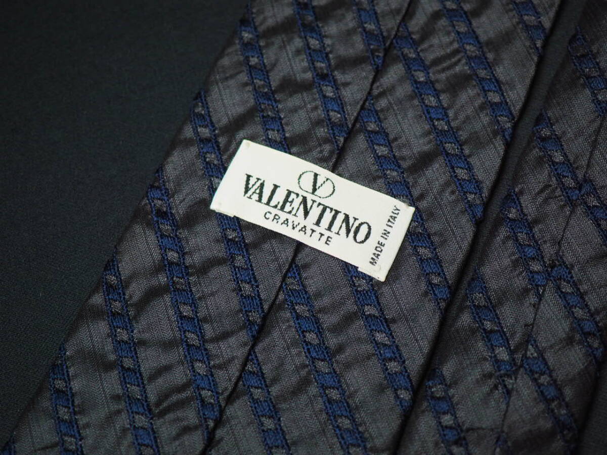 【VALENTINO ヴァレンティノ】A2696 グレー ネイビー 凸凹柄 SILK ITALY イタリア製 ブランド ネクタイ 良品 古着 高級_画像3