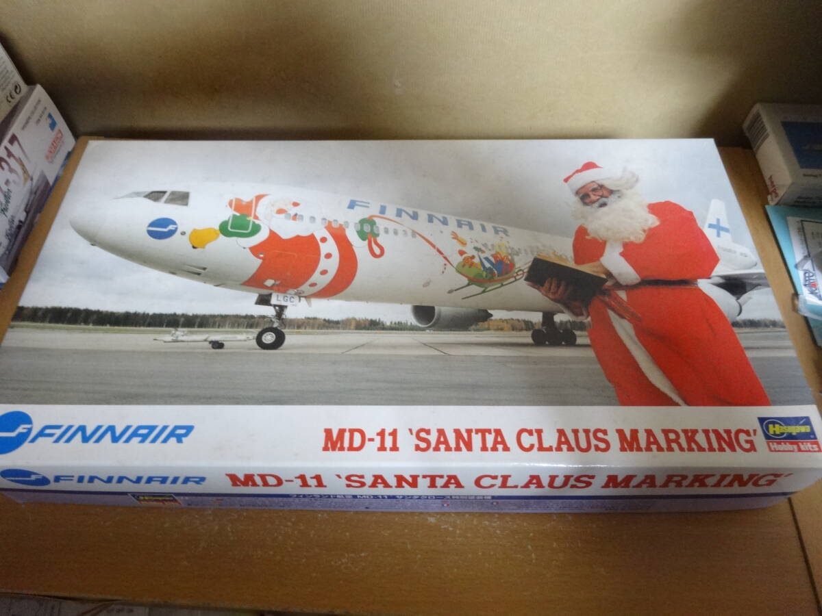  Hasegawa 1/200 fins air MD-11 Santa Claus painting 