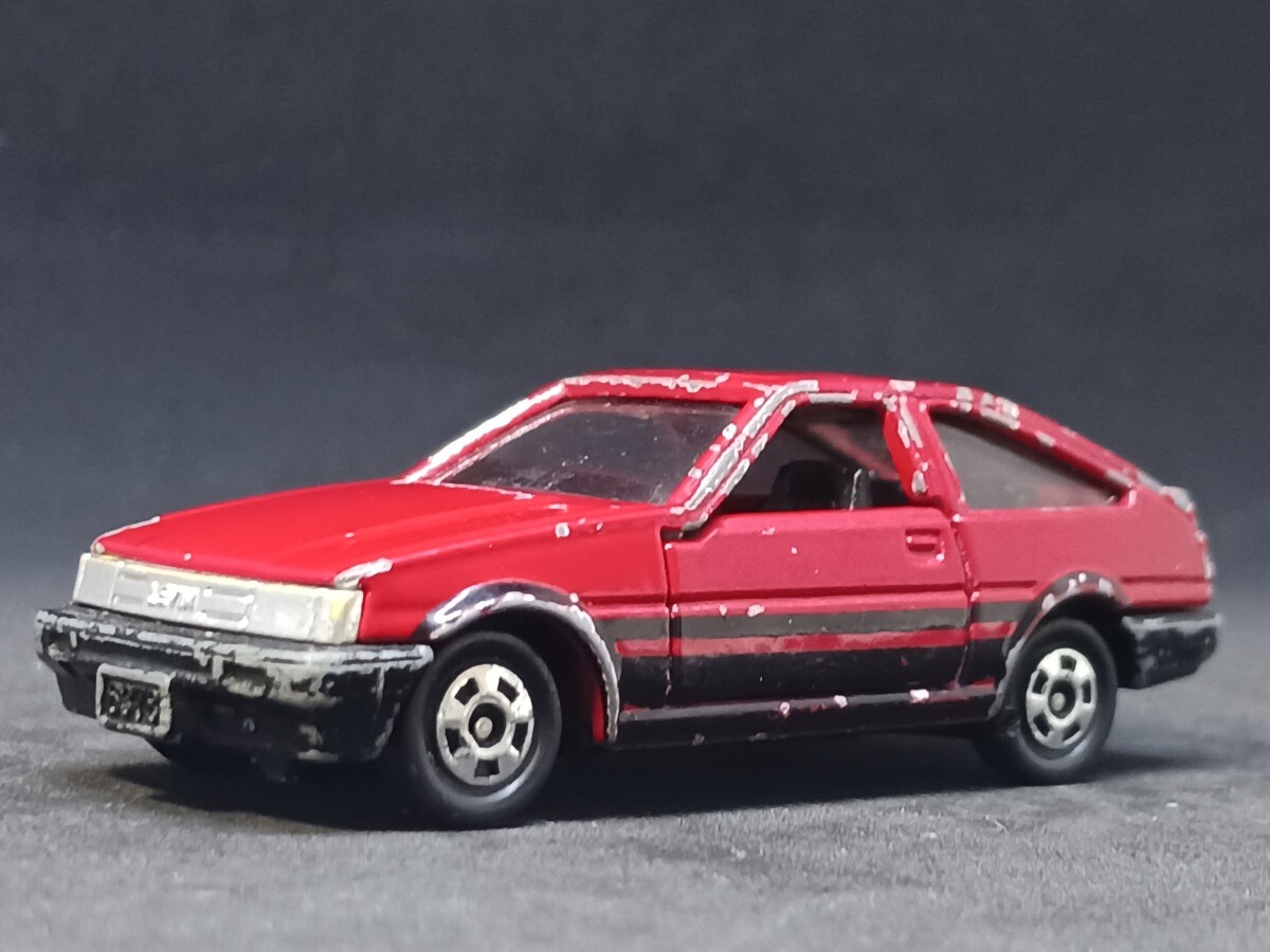 ◆日本製トミカ/黒箱(1/61)◆トヨタ・カローラ・レビン(AE86/赤&黒)◆箱なし/ルース/ジャンク★夢屋JT165★_画像1