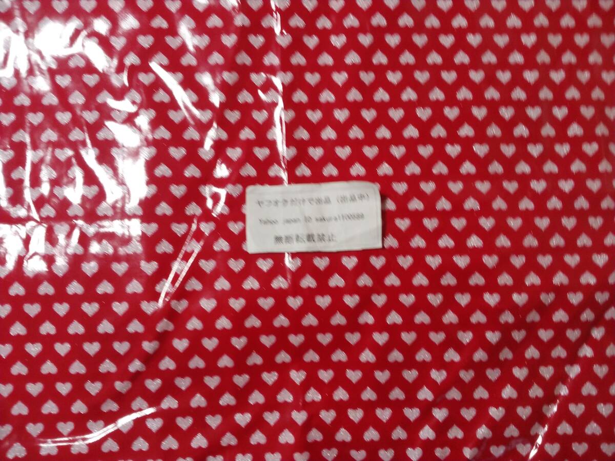 お得価格　ヤフオクだけで出品　シーチングラミネート生地　ツヤあり　ラメ入りの銀ハート柄　赤色　巾約６９cm×長さ約５１cm　_画像2