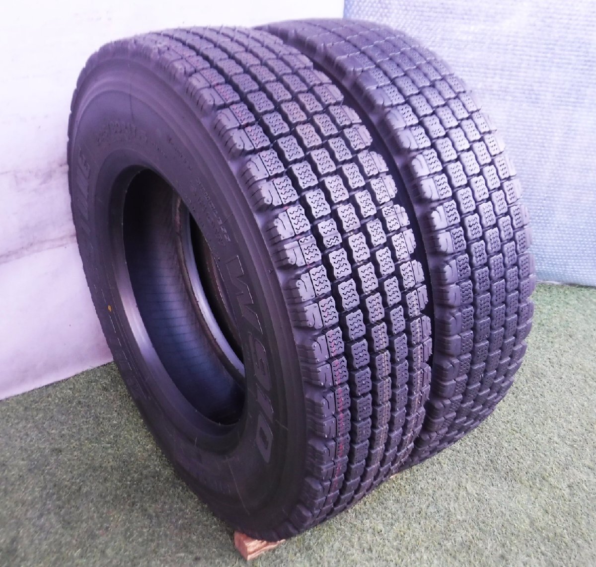 ★225/80R17.5, ブリヂストン W910!!高年式!!冬用スタッドレス!!バリ溝◇ライトトラック用に!!直接引き取り大歓迎☆2本セット価格!!_A330の画像3