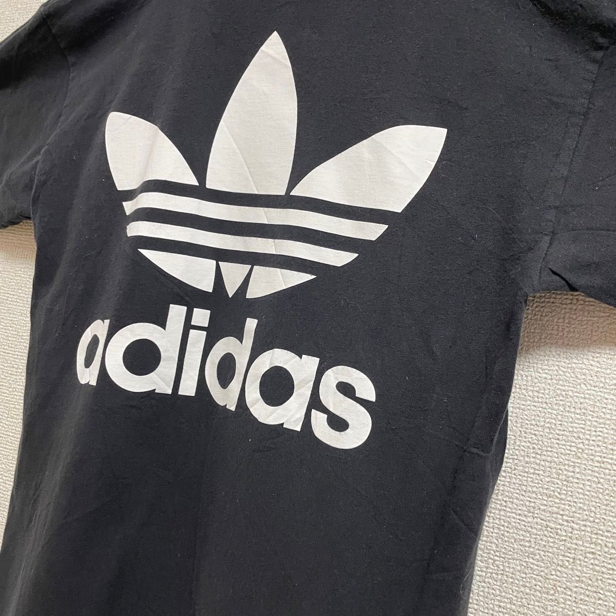 adidas アディダス　Tシャツ　ロゴプリント　黒　バックデザイン　メンズ