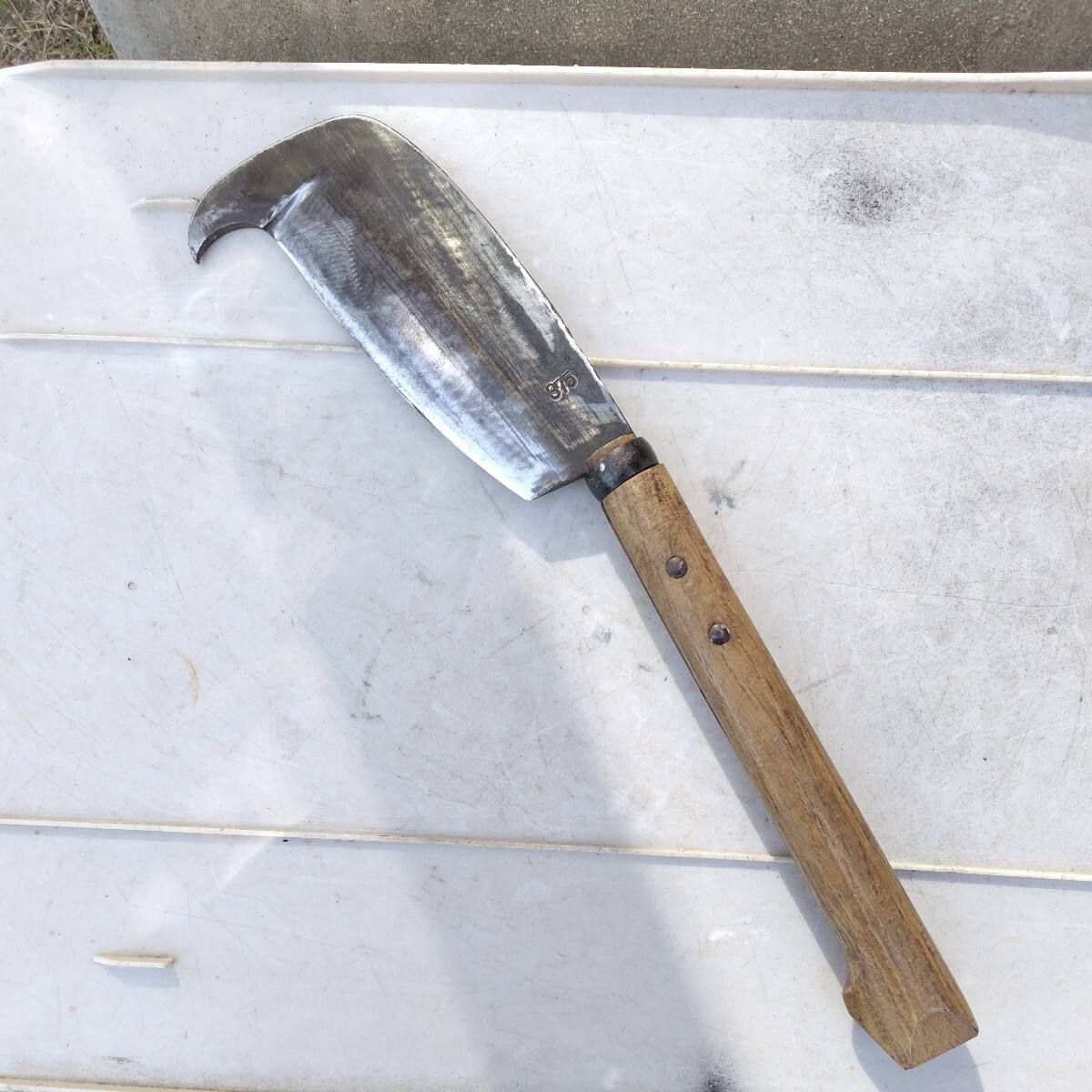 small of the back hatchet branch strike . for mountain . mountain work outdoor ( both blade ) ( used )