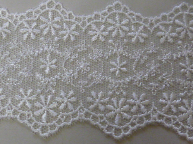  rayon / nylon delicate .embro Ida relay s lovely . floral print white color 1.3m