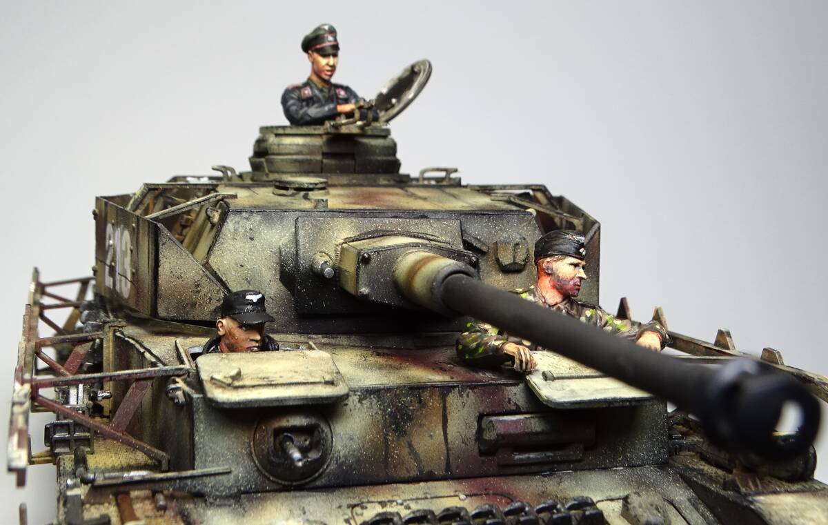 1/35　ドイツⅣ号戦車J型　人形3体付き塗装済み完成品_画像10