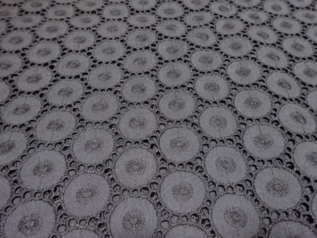 日本製　綿　100％　刺繍柄　生地　やや薄　4.6ｍ　Ｆ953_画像2