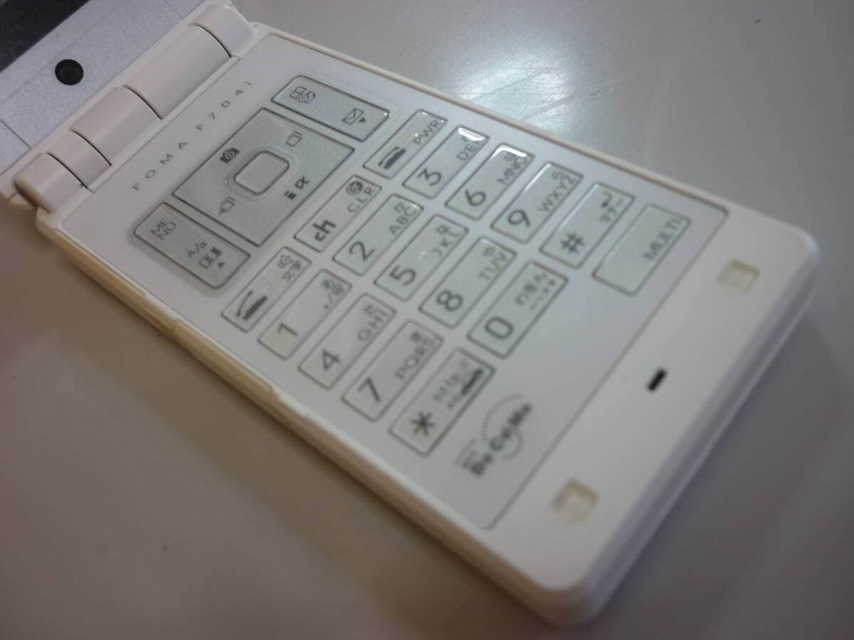 USED■キレイ■docomo FOMA FUJITSU F704i 富士通 ガラケー 携帯電話  充電ケーブルと電池付きの画像4