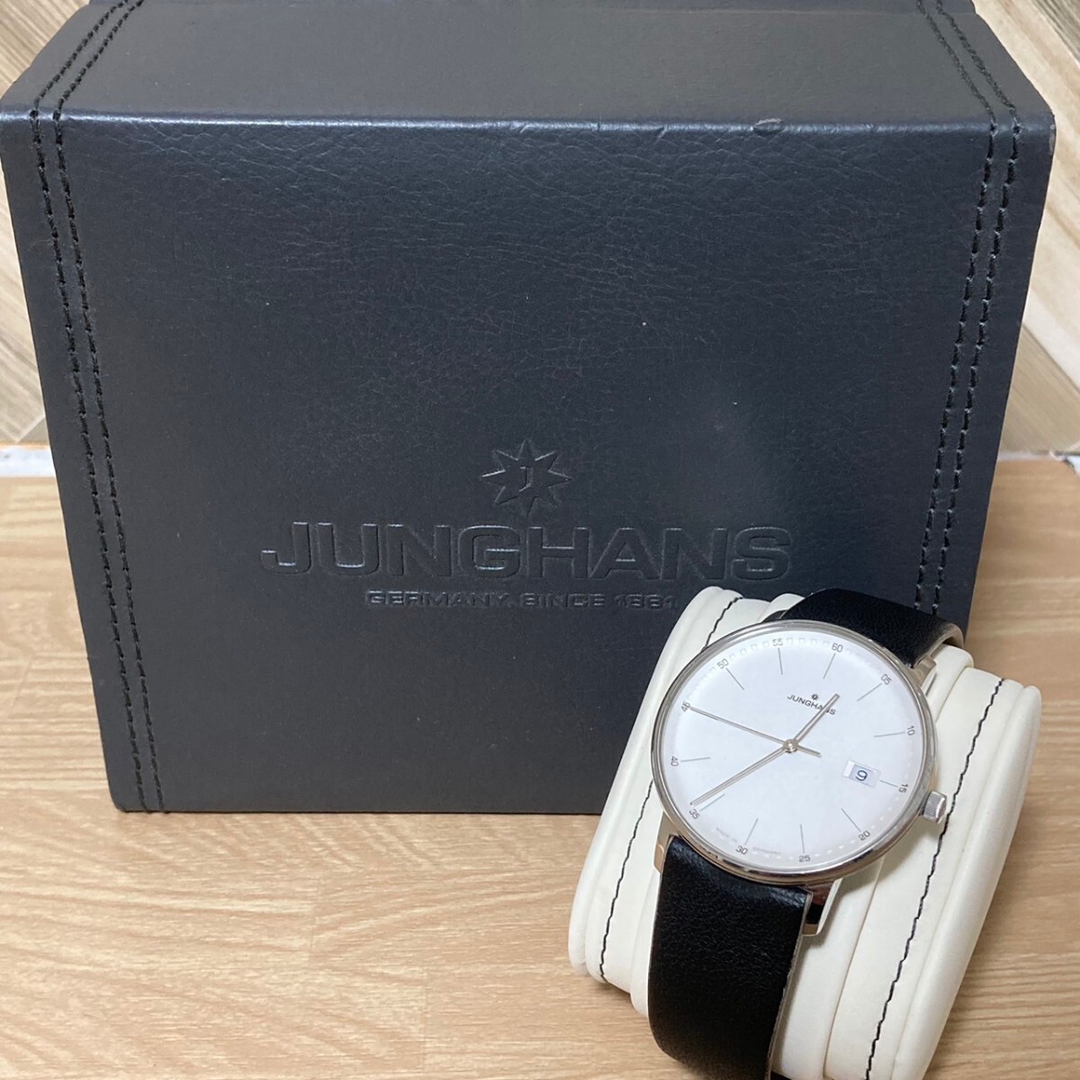 稼働 美品 箱付 JUNGHANS ユンハンス QZ 041/4884.00 純正尾錠 白文字盤 デイト ラウンド メンズ腕時計_画像2