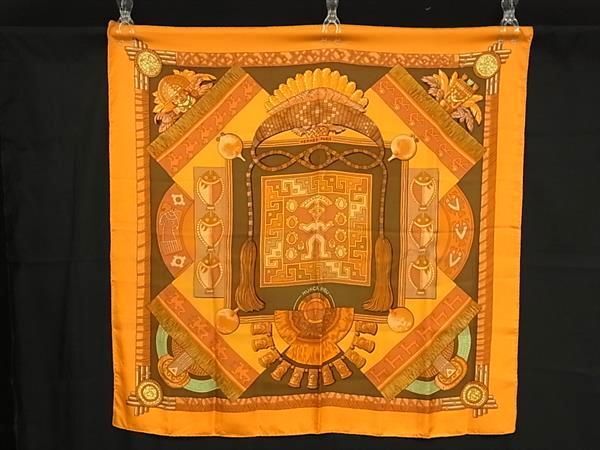 1円 ■美品■ HERMES エルメス HUACA PIRU 【神聖なるペルー】 カレ90 シルク100% スカーフ ストール ショール オレンジ系 AY1048_画像1