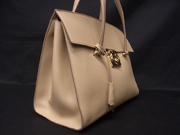 1円 ■極美品■ Salvatore Ferragamo フェラガモ DY-21 F818 マラ ガンチーニ レザー トート ショルダー ハンドバッグ ベージュ系 AD2428WZ_画像2