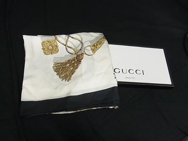 1円 ■美品■ GUCCI グッチ シルク100% 大判 タッセル アクセサリー柄 スカーフ ストール ショール レディース ブラック系 AX4931_画像1