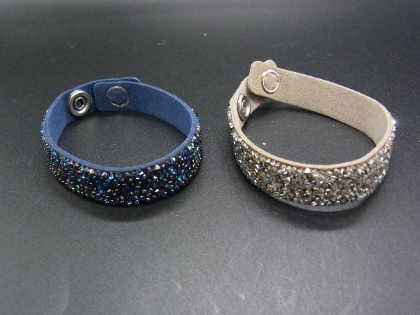 ■美品■ SWAROVSKI スワロフスキー スエード ラインストーン バングル ブレスレット 2本セット シルバー系×ブルー系 DE1244の画像1