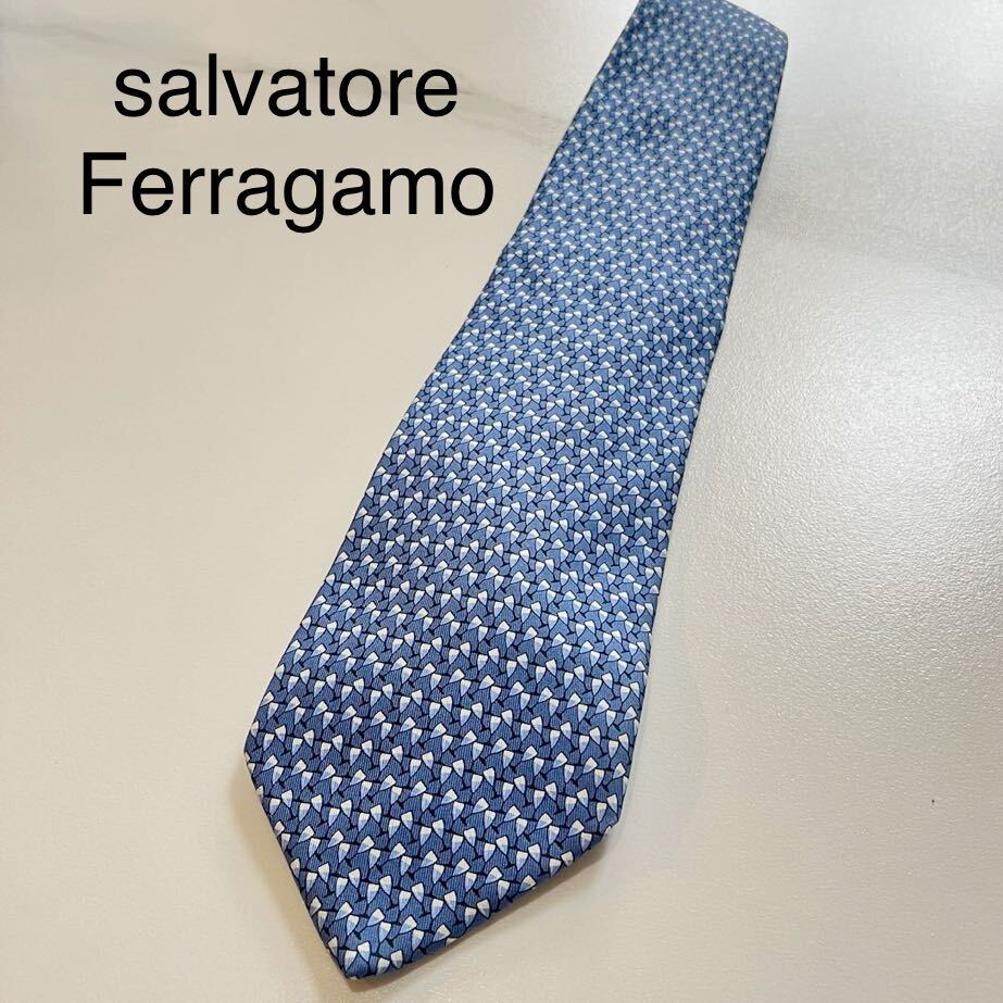 美品　salvatore ferragamo サルヴァトーレフェラガモ　シルクネクタイ　総柄　青 ビジネス スーツ _画像1