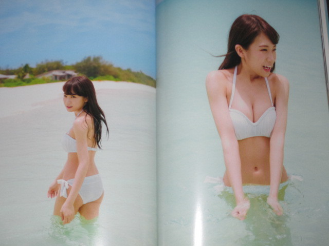 乃木坂46 秋元真夏 1st写真集「真夏の気圧配置」　初版第1刷　おまけステッカー付き_画像1