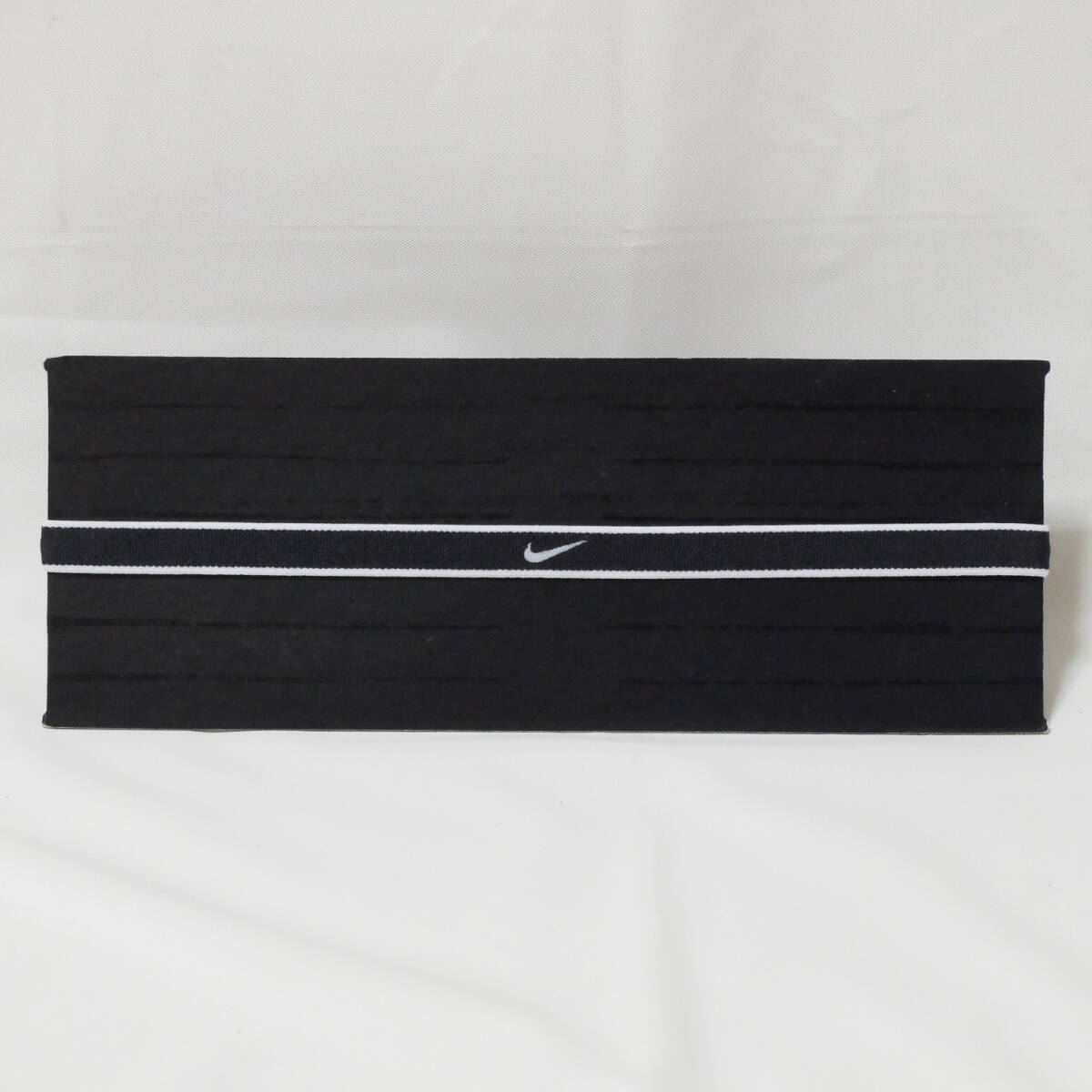 [新品 送料込] ナイキ チップ スウィッシュ スポーツ ヘッドバンド　黒1本 ヘアバンド r NIKE JACQUARD HEADBANDS BN2051