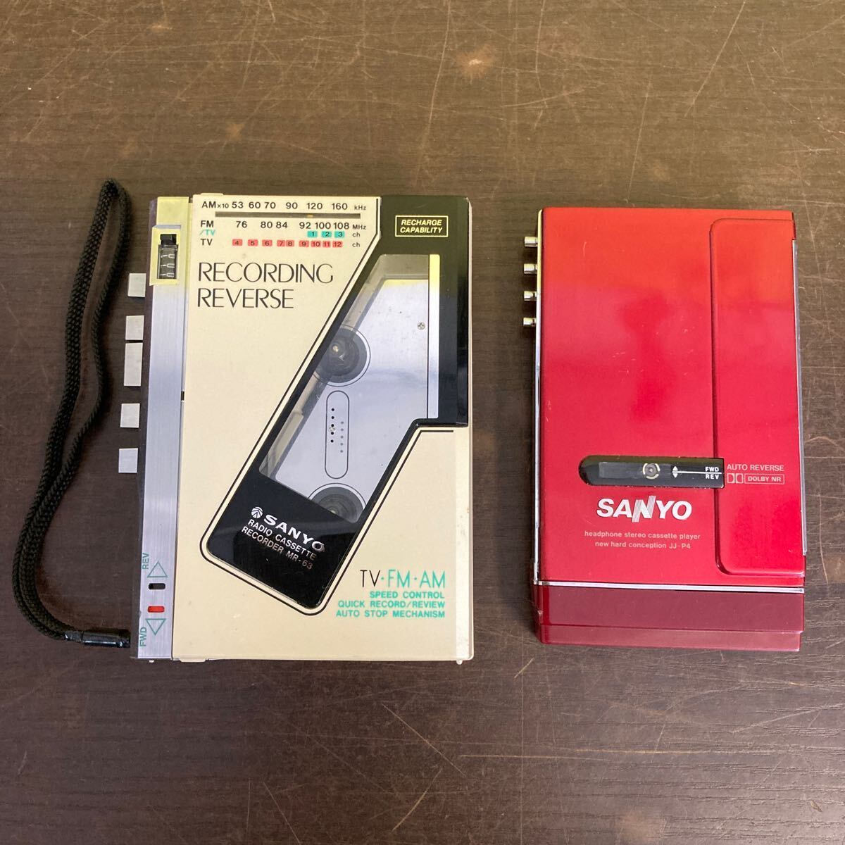 SANYO サンヨー カセットプレーヤーまとめて2台 /ポータブルカセットプレーヤー JJ-P4 レッド/ ラジオカセットプレーヤーMR-63 ホワイト_画像1