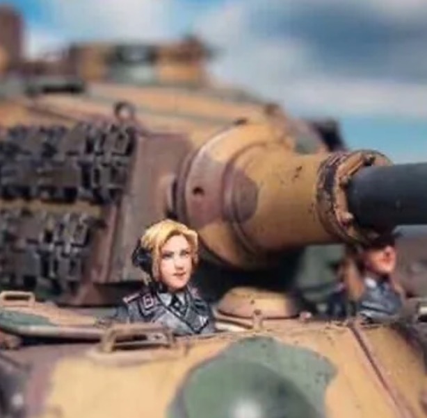 フィギュア 女性兵士 4体 1/35スケール 兵士 上半身 戦車用 大戦 女性兵 樹脂 未塗装 未組立 ミニチュア 樹脂模型 ジオラマ ミリタリー 768