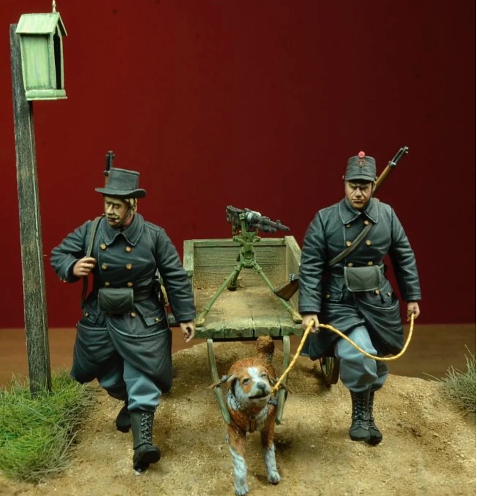 ミニチュア 兵士2体 犬力車 1/35スケール ミリタリー イヌ 犬 戦場 外国兵 戦争 樹脂 未塗装 未組み立て キット フィギュア ジオラマ 802_画像2