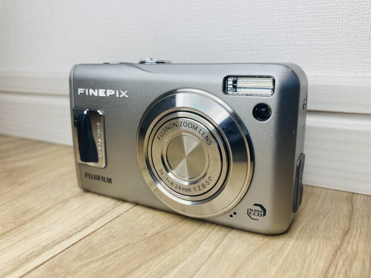 ★美品★FUJIFILM デジタルカメラ FinePix F31fd ※バッテリー 充電器 AC電源 他一式_画像3