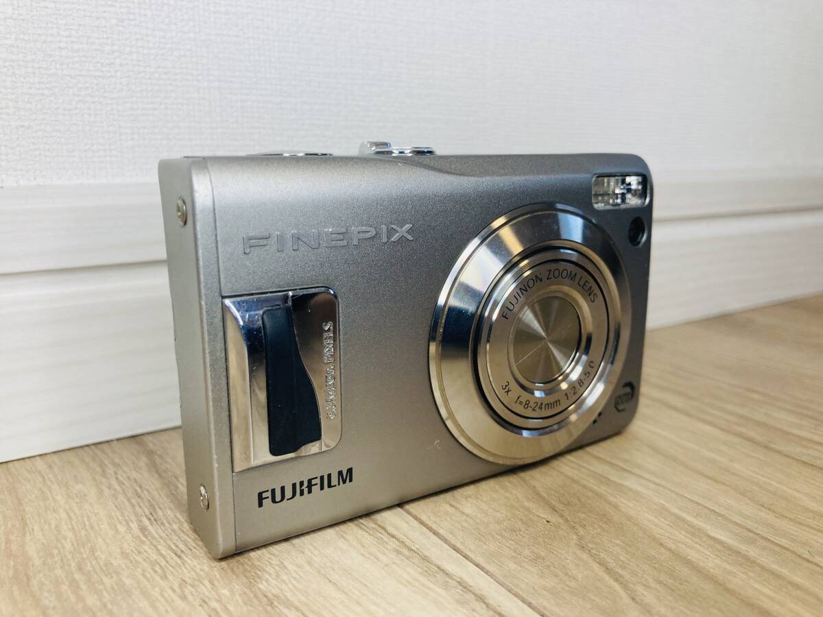 ★美品★FUJIFILM デジタルカメラ FinePix F31fd ※バッテリー 充電器 AC電源 他一式_画像2