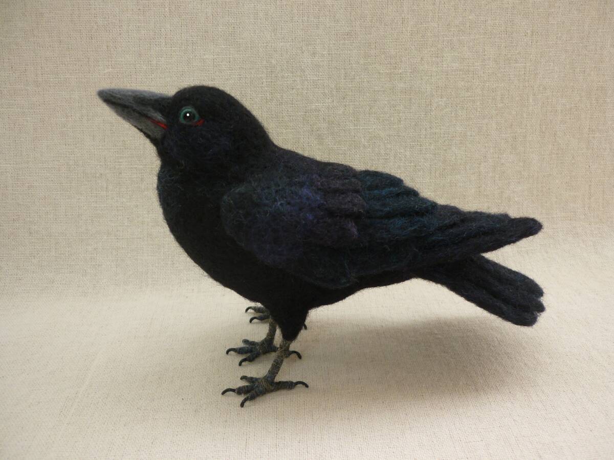 八咫烏 ハンドメイド 羊毛フェルト 鳥 ヤタガラス 天然石 赤メノウ 瑪瑙 カラス 和 縁起物 烏 アートドール 置物の画像2