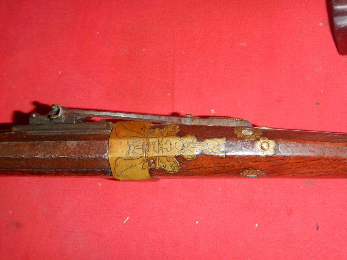 [ registration card equipped ] matchlock old style gun Sakai tube Sakai gun . person pattern engraving length :119.5cm. gun .:92.6cm Edo era armor iron ground gun . fire . type firearms .. real type gun .