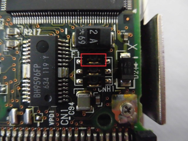 FUJITSU (M2513A6H) 640MB MOドライブ SCSI内蔵 ★ベゼル変色あり★_終端抵抗の無効は赤四角のキャップを外す