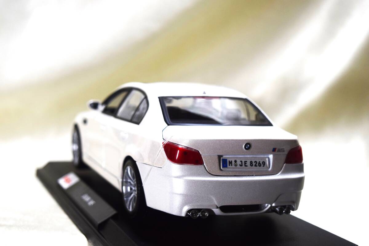 新品マイスト1/18 【Maisto】■BMW M5/レアカラー■ミニカー/フォード/フェラーリ/BMW/ポルシェ/アウディ/オートアート/京商/BBR_画像6