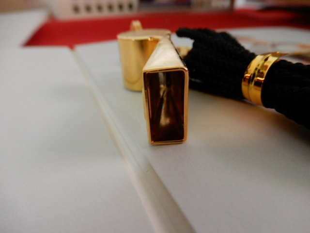 [ capital . clothes manufacture Sugimoto shop ]> world name goods whistle > original gold soccer type > rare sample goods therefore surface . there is no sign => Noda crane voice company = cessation of business. 