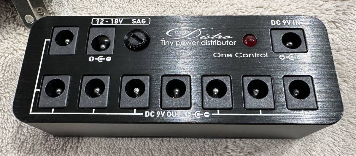 【ほぼ未使用】One Control Distro Tiny Power Distributor Black ワンコントロール ミニサイズパワーサプライ【かなり美品】_画像1