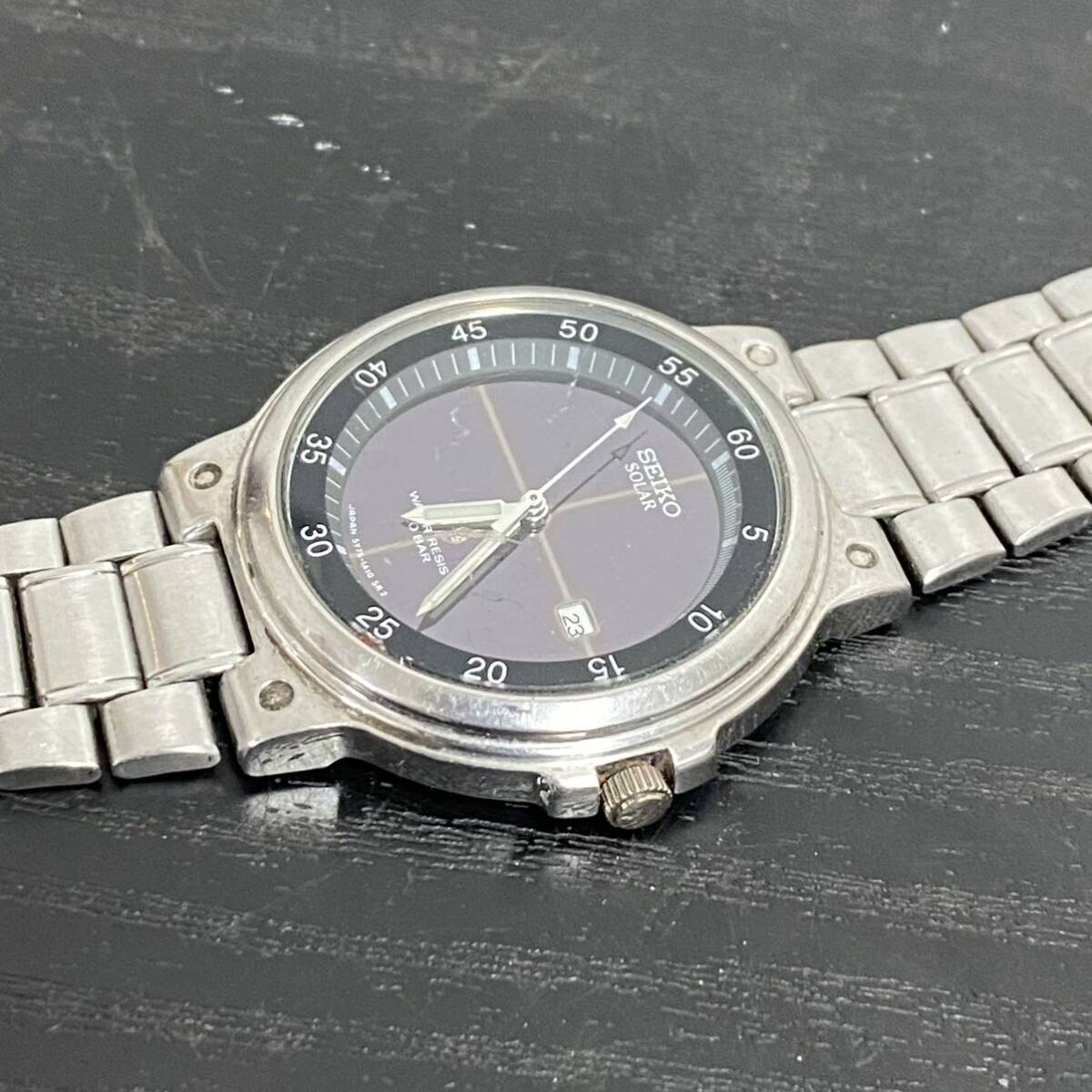 UU220 Z 腕時計 セイコー SEIKO SOLAR ソーラー 5Y75-1A10 3針 デイト ブラック文字盤 ラウンド メンズ ジャンク品の画像2
