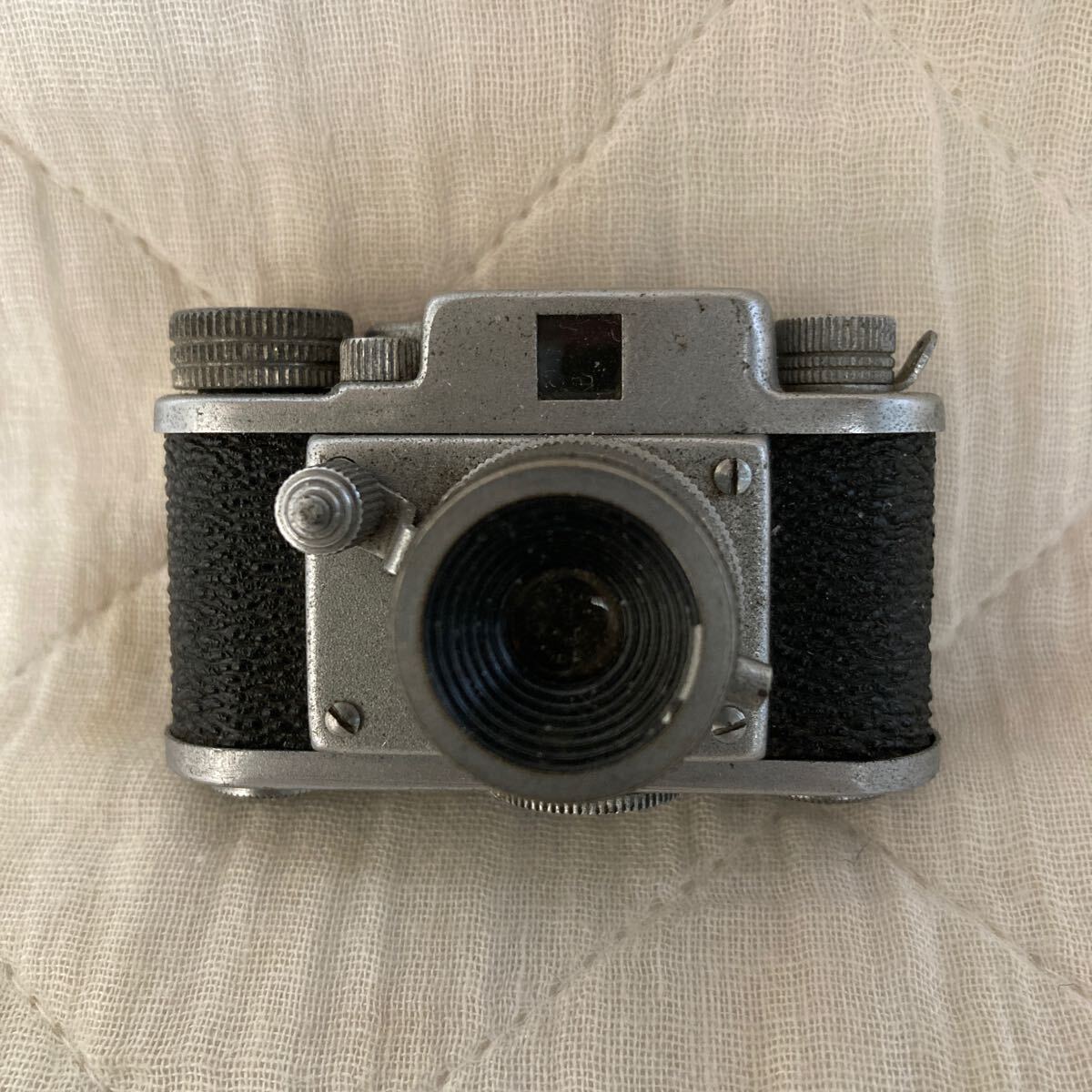  antique. Showa era the first period. very unusual retro legume camera.MADIN.JAPAN. made in Japan. company .TOyOCa. operation goods. completion goods. weight. approximately 73g. width.6 cm. depth. approximately 3.7cm.