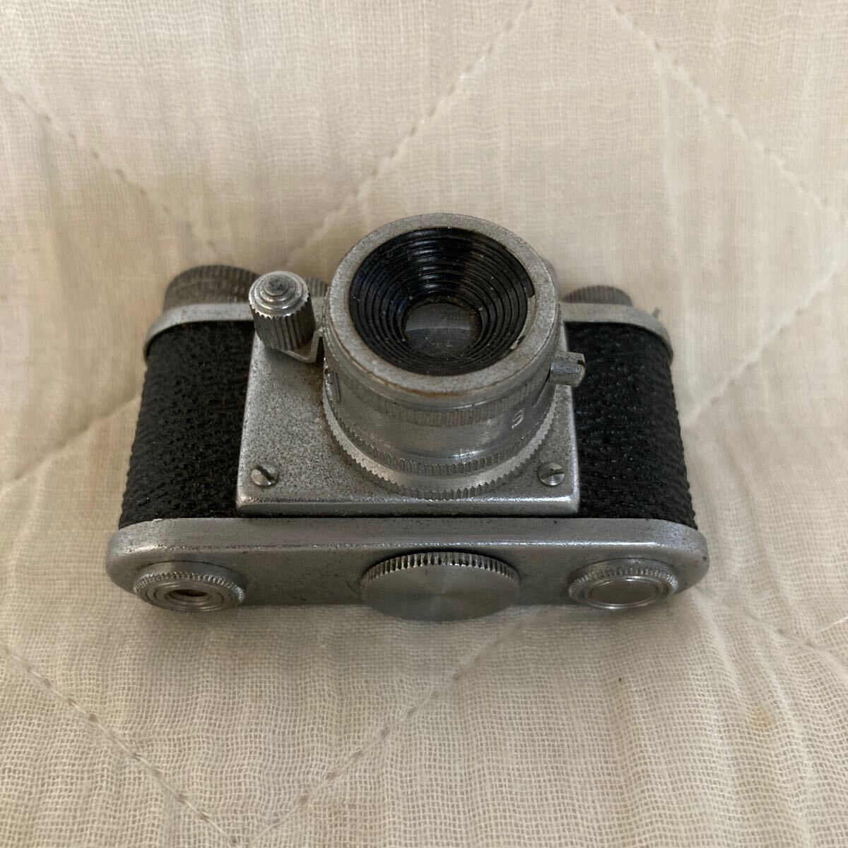  antique. Showa era the first period. very unusual retro legume camera.MADIN.JAPAN. made in Japan. company .TOyOCa. operation goods. completion goods. weight. approximately 73g. width.6 cm. depth. approximately 3.7cm.