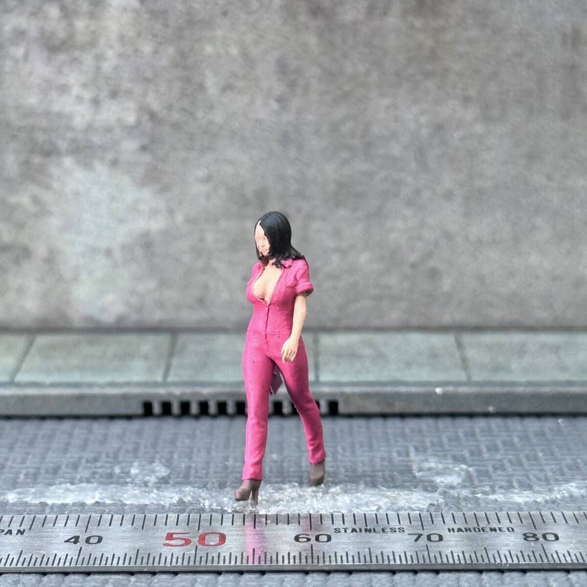 【CJ-458】1/64 スケール ピンクのつなぎを着た女性 フィギュア ミニチュア ジオラマ ミニカー トミカ_画像1