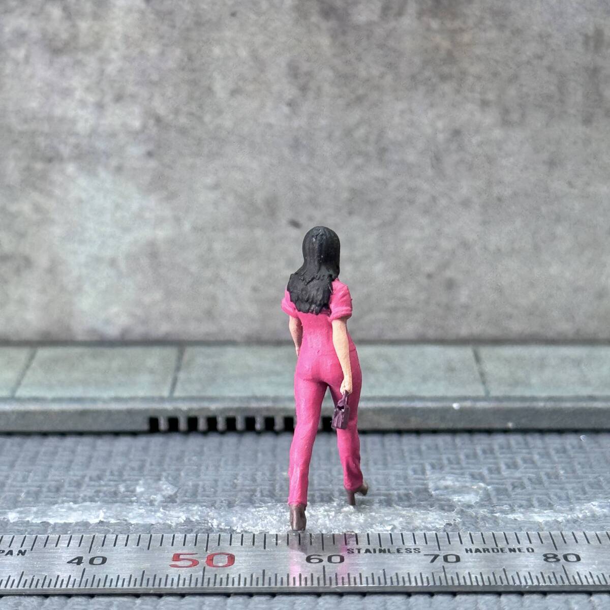 【CJ-458】1/64 スケール ピンクのつなぎを着た女性 フィギュア ミニチュア ジオラマ ミニカー トミカ_画像4