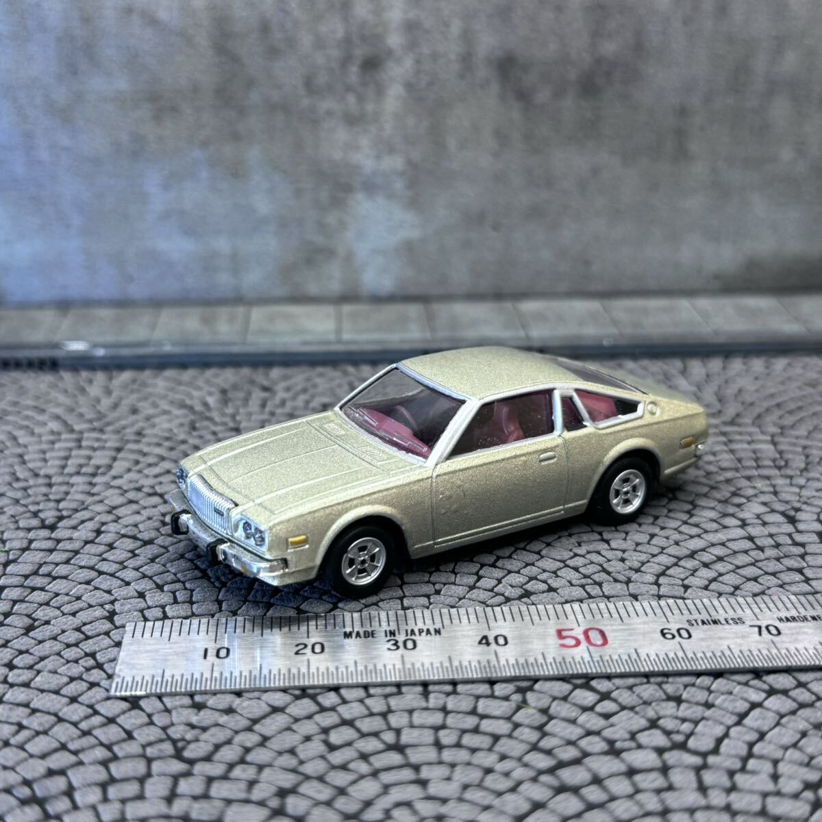 【CJ-671】1/64 スケール マツダ コスモ AP シャンパンゴールド 1975 絶版名車 コナミ ミニカー_画像1