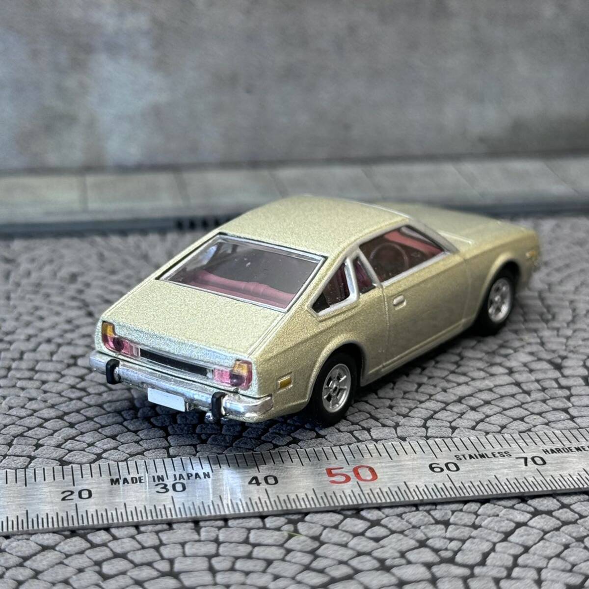 【CJ-671】1/64 スケール マツダ コスモ AP シャンパンゴールド 1975 絶版名車 コナミ ミニカー_画像4