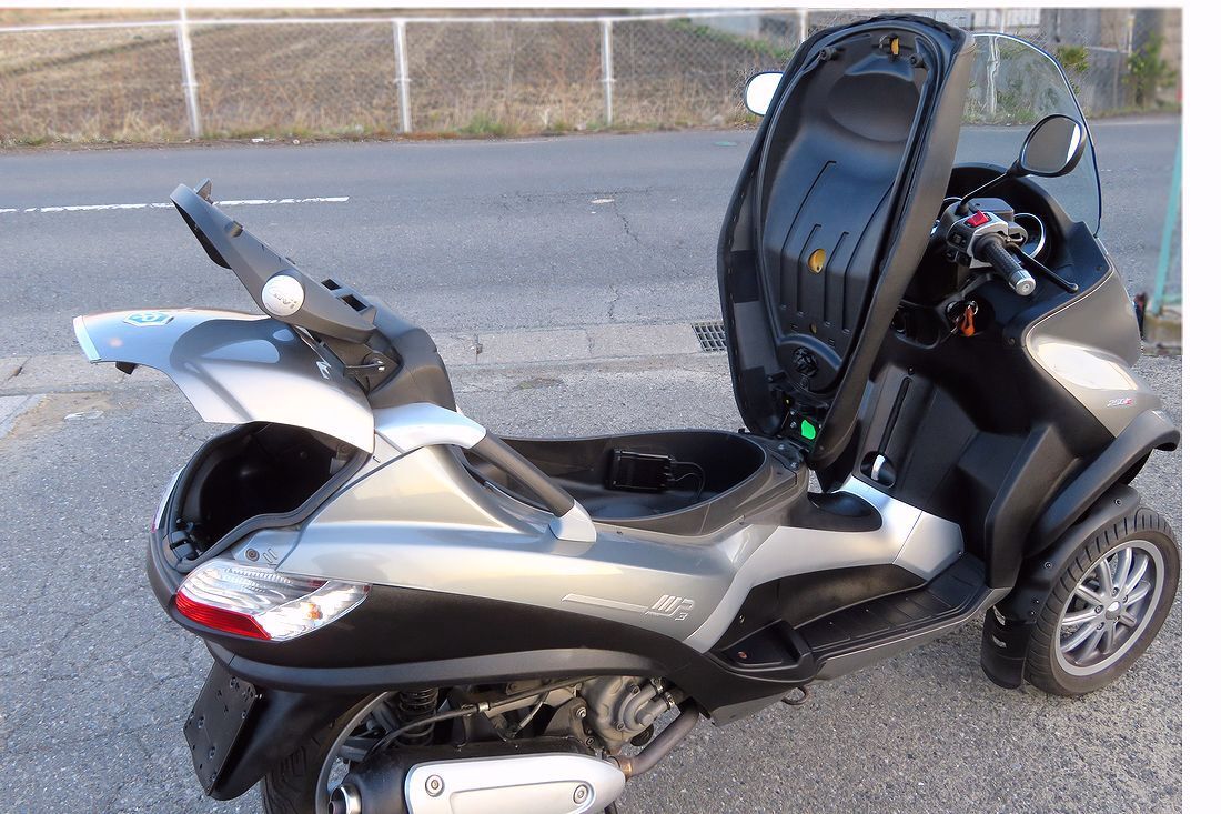 250cc trike normal car license (AT limitation . possible ) Piaggio MP3FL* mileage approximately 1 ten thousand 2 thousand Km* navi .ETC attaching. Saitama city ... selling out!!