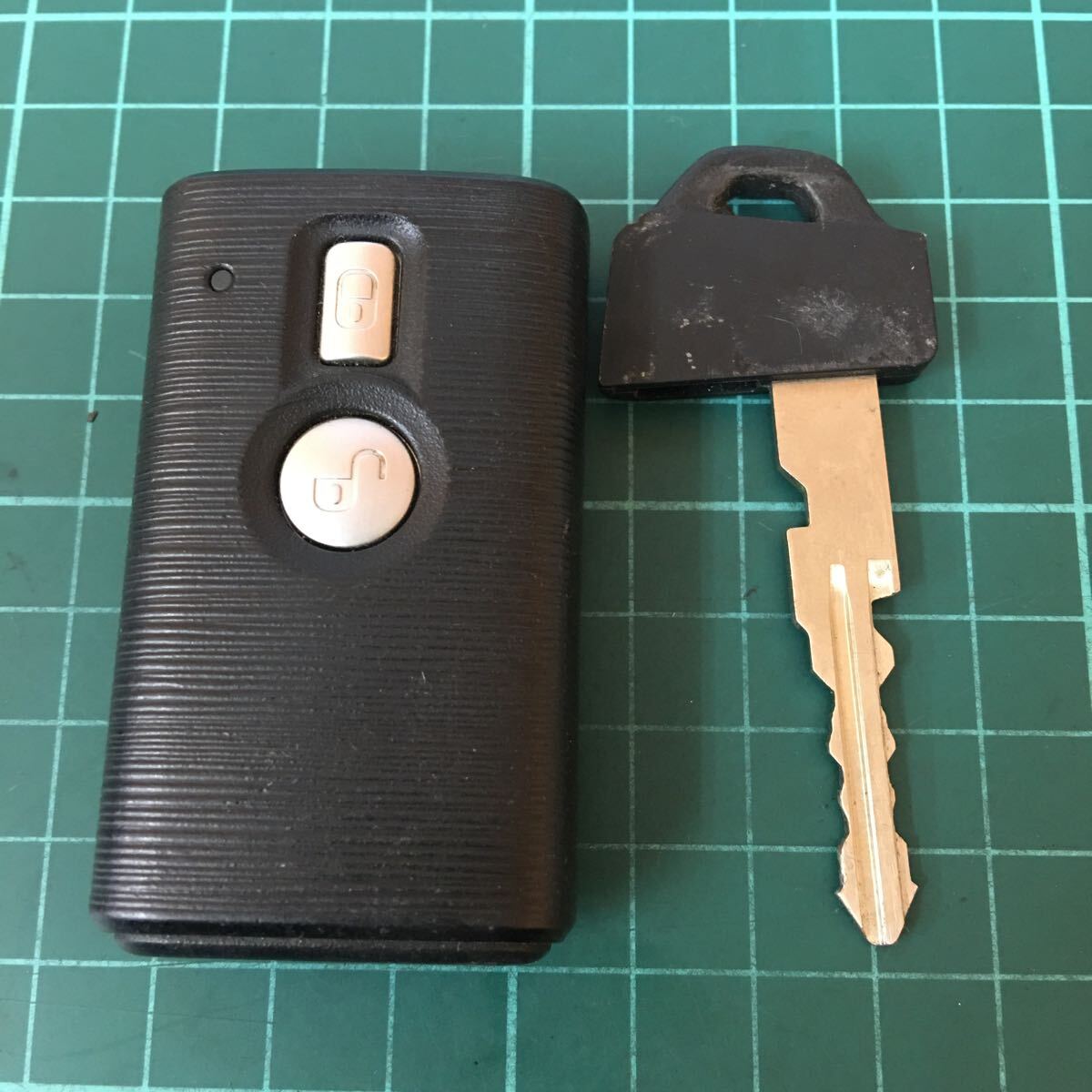 SB3931 点灯 スバル 純正 スマートキー 2ボタン プレオ ステラ ステラカスタム RN1 RN2等 キーレス リモコン_画像1