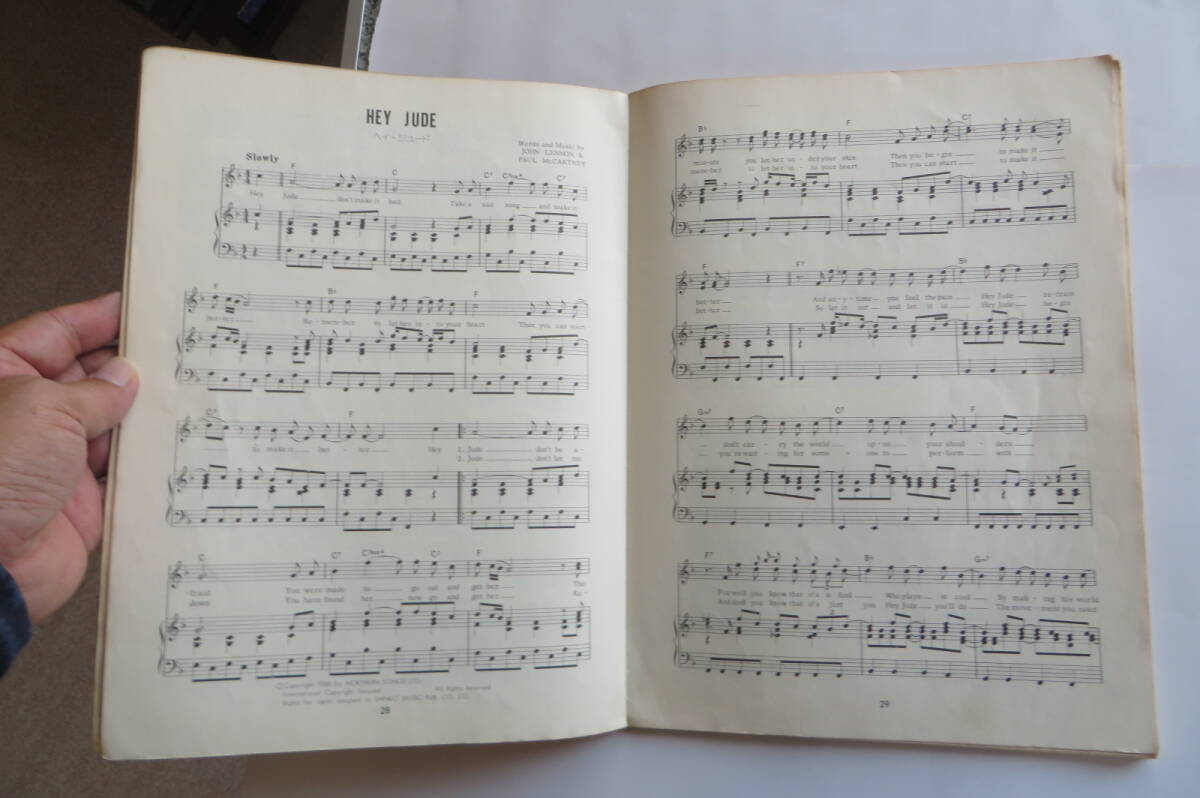 6636 スコア THE BEATLES ビートルズ・ハイライト ピアノ伴奏付き　1975年 書き込み、折れ等傷み有 最終出品_画像9