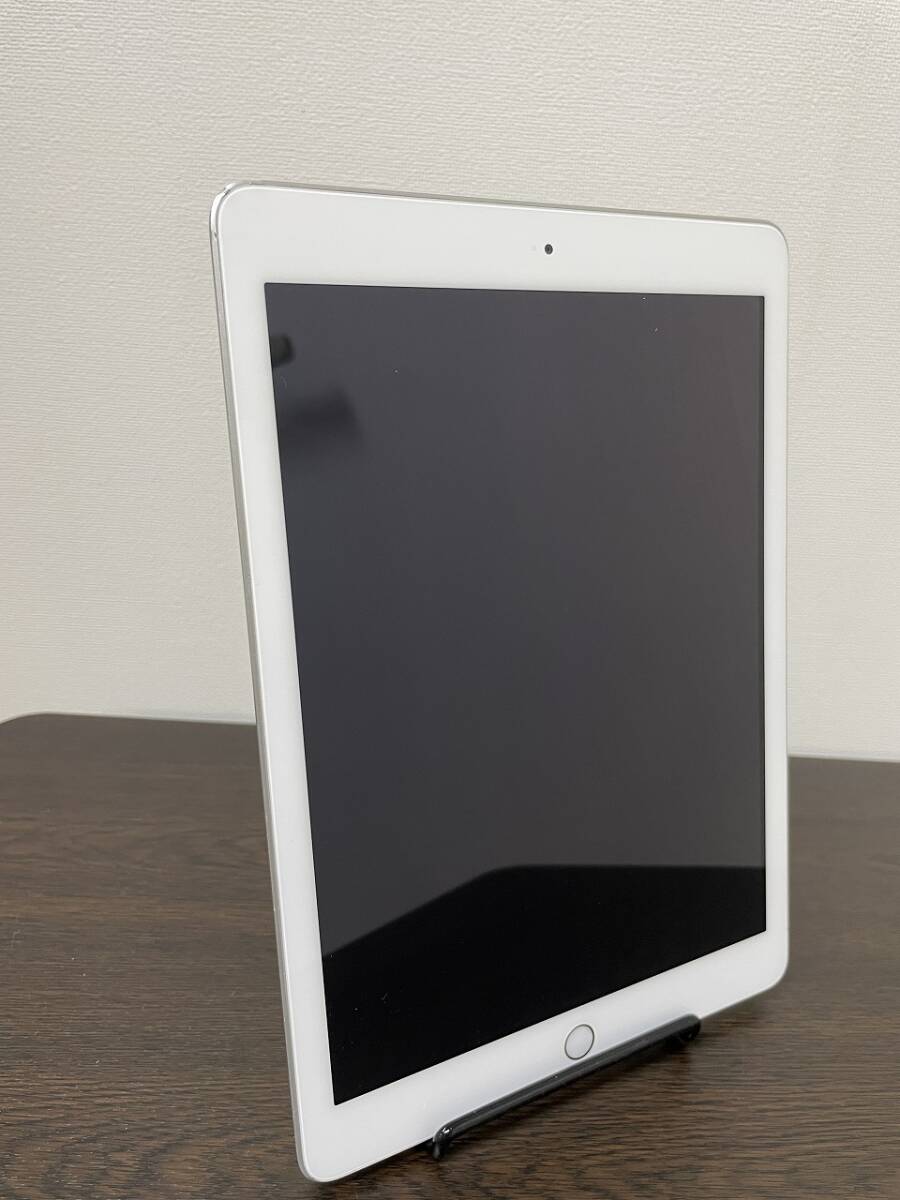 Apple iPad 第5世代 Wi-Fi 32GB シルバー MP2G2J/A_画像2