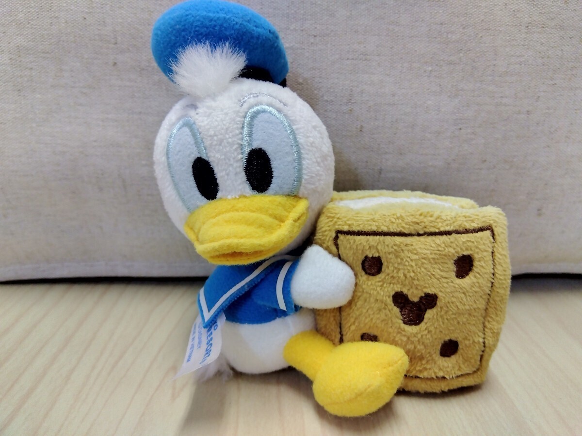 TOKYODisneyRESORT　ディズニーリゾート　DonaldDUCK　ドナルドダック　バッジ付きマスコットぬいぐるみ　キーホルダー　Disney_画像1